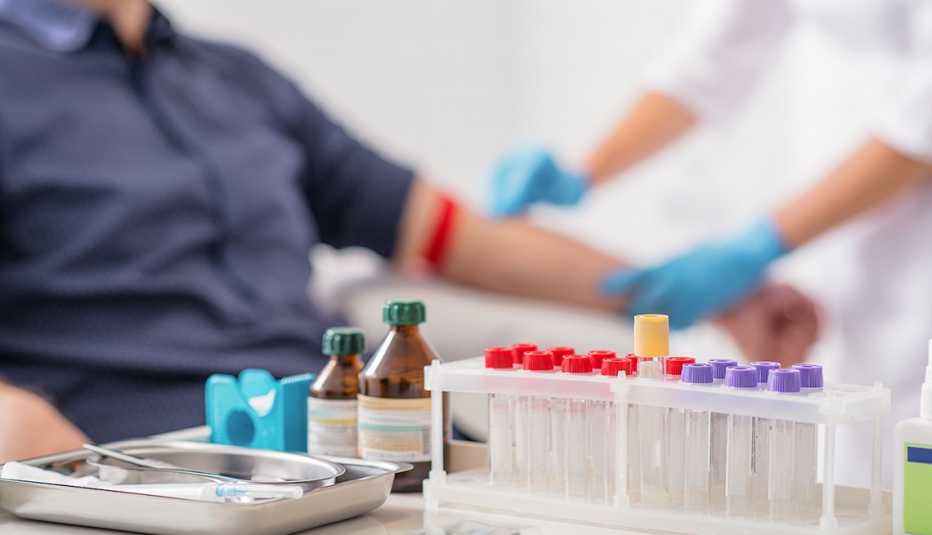 Personal de un laboratorio se prepara para extraer sangre a un paciente Personal de un laboratorio se prepara para extraer sangre a un paciente