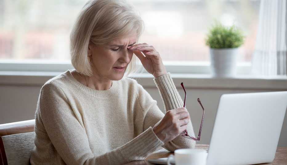 Una mujer se restrega sus ojos irritados