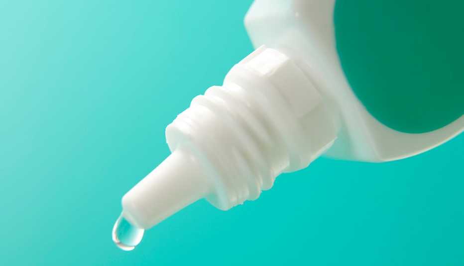 Botella de gotas para los ojos dejando caer una gota