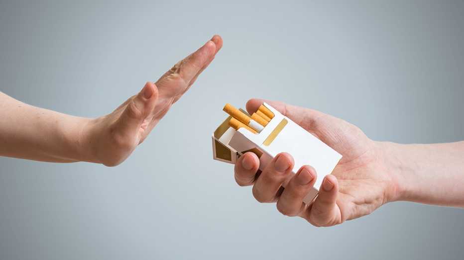 Mano rechazando un cigarrillo
