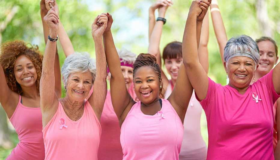 Grupo de mujeres vistiendo camisa rosada