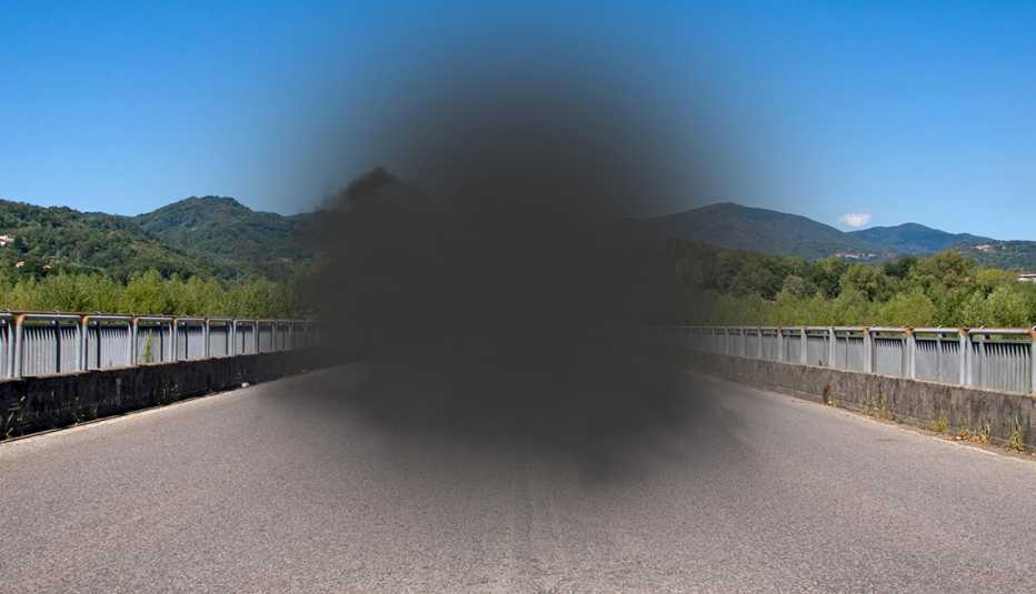 Vista de un paisaje a través de unos ojos con degeneración macular Vista de un paisaje a través de unos ojos con degeneración macular