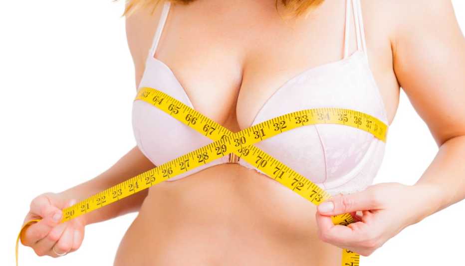 Mujer midiendo sus senos