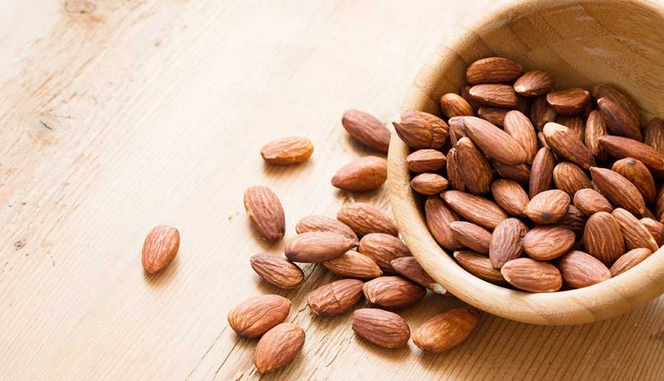 Un platillo con almendras y otras almendras sobre la mesa