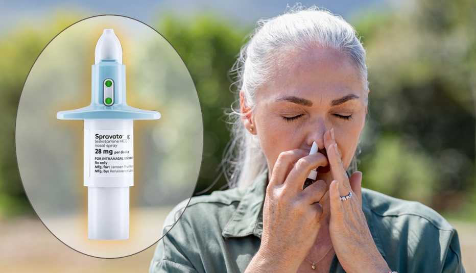 Mujer usando aerosol nasal Mujer usando aerosol nasal