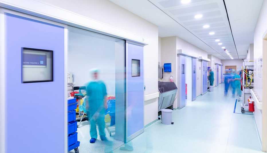 Pasillo de una sala de emergencias en un hospital Pasillo de una sala de emergencias en un hospital