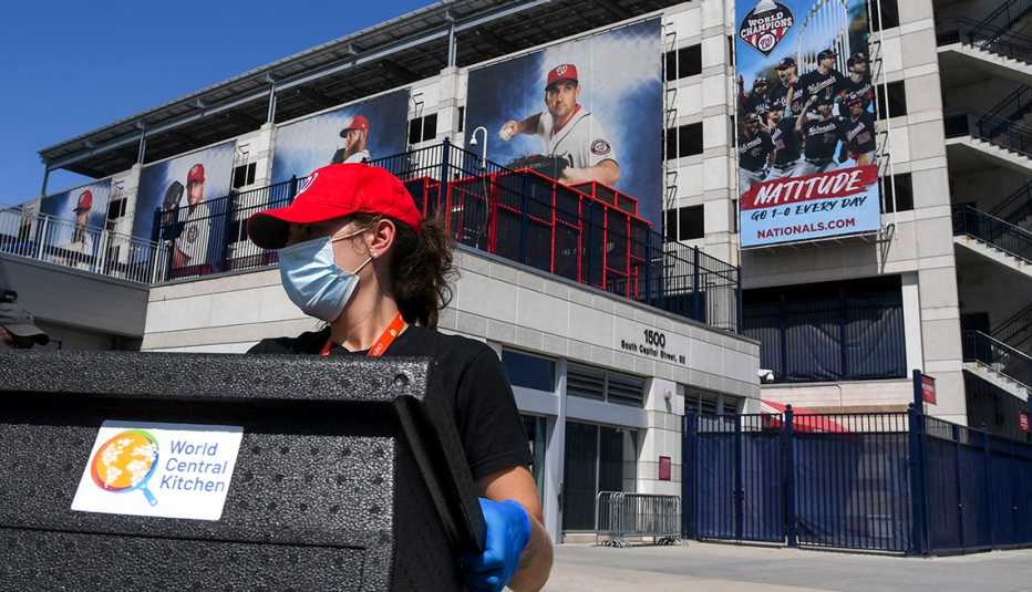 Elyssa Kaplan, empleada de World Central Kitchen, descarga comidas en las afueras de Nationals Park en Washington, D.C. 