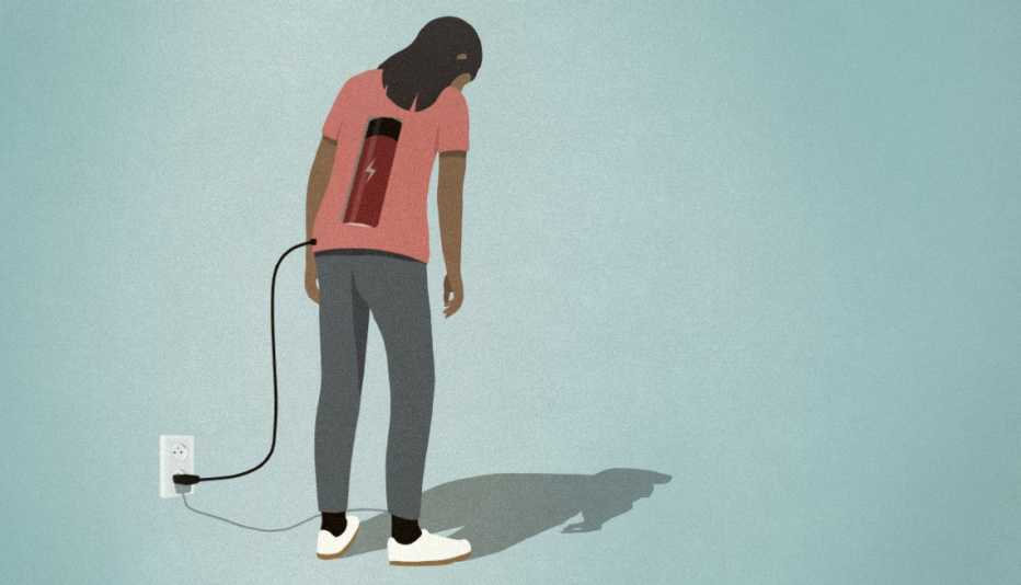 ilustración de una mujer cansada y con poca energía encorvada con una batería en la espalda enchufada a un tomacorriente de pared