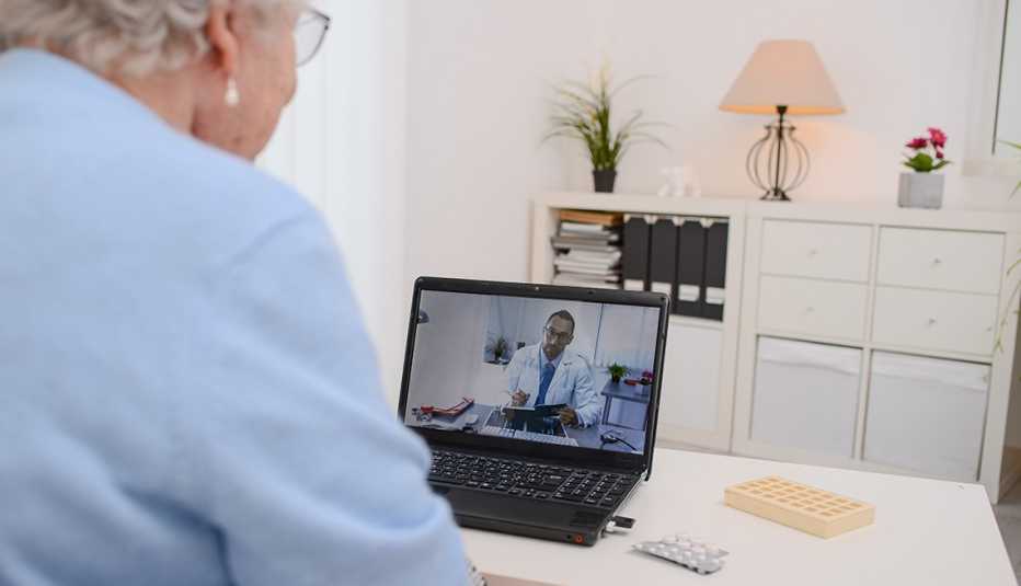 Una mujer consulta a su doctor desde su computadora