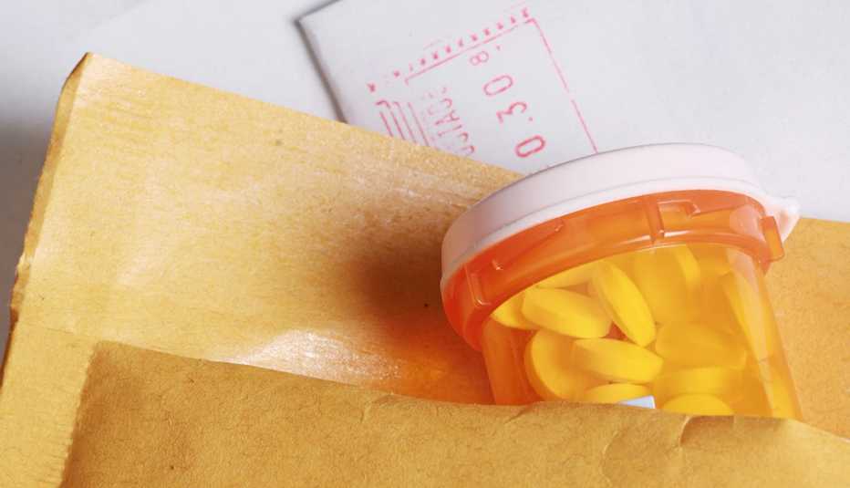 Frasco de pastillas en un sobre de correo