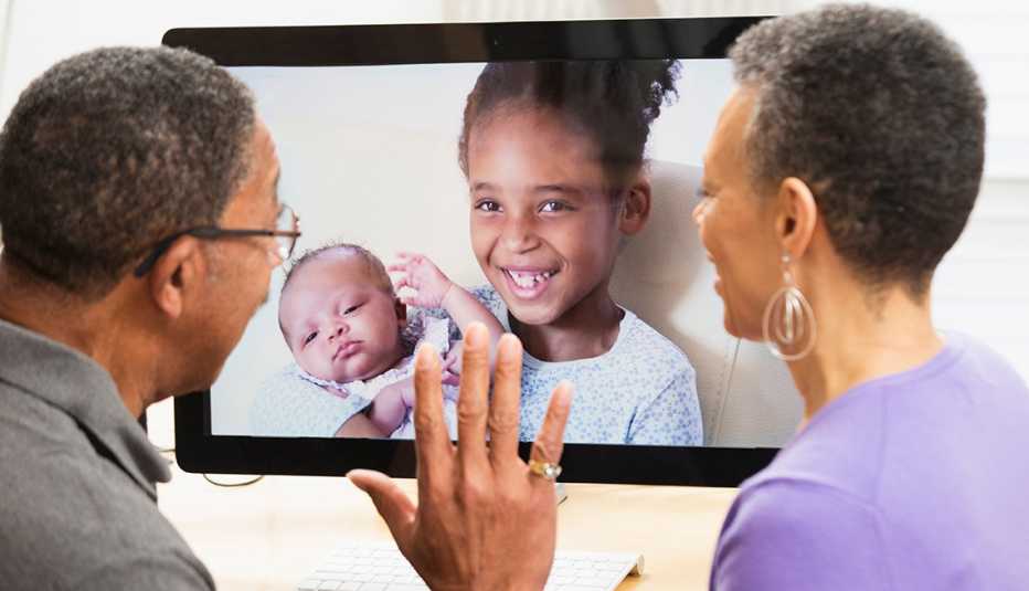 Abuelos en teleconferencia con sus nietas