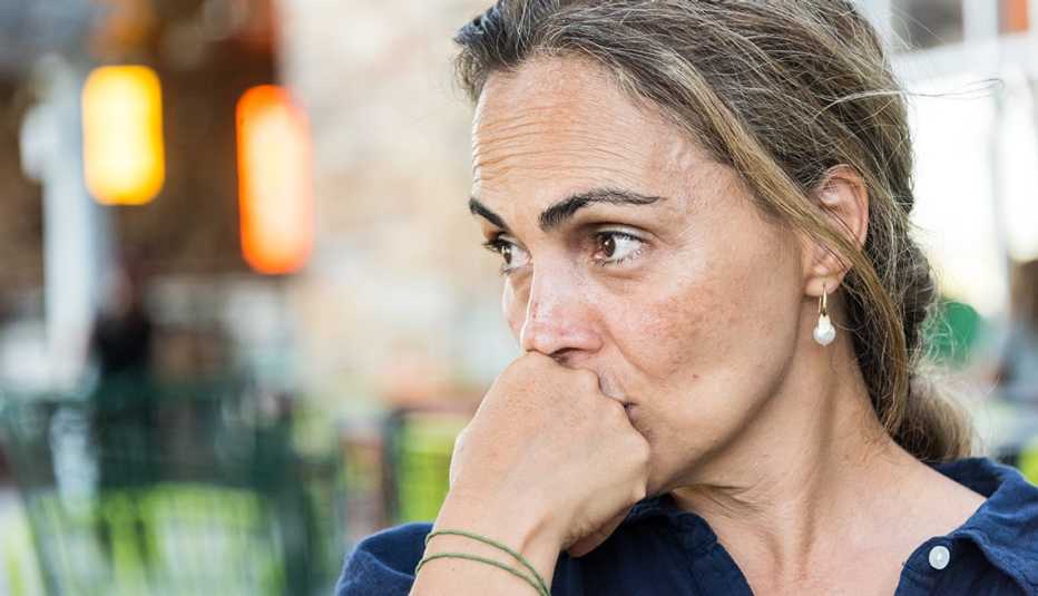 Mujer preocupada
