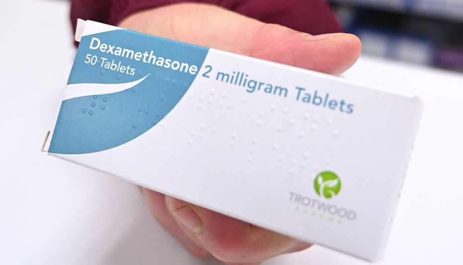 Una persona sostiene una caja de dexametasona 