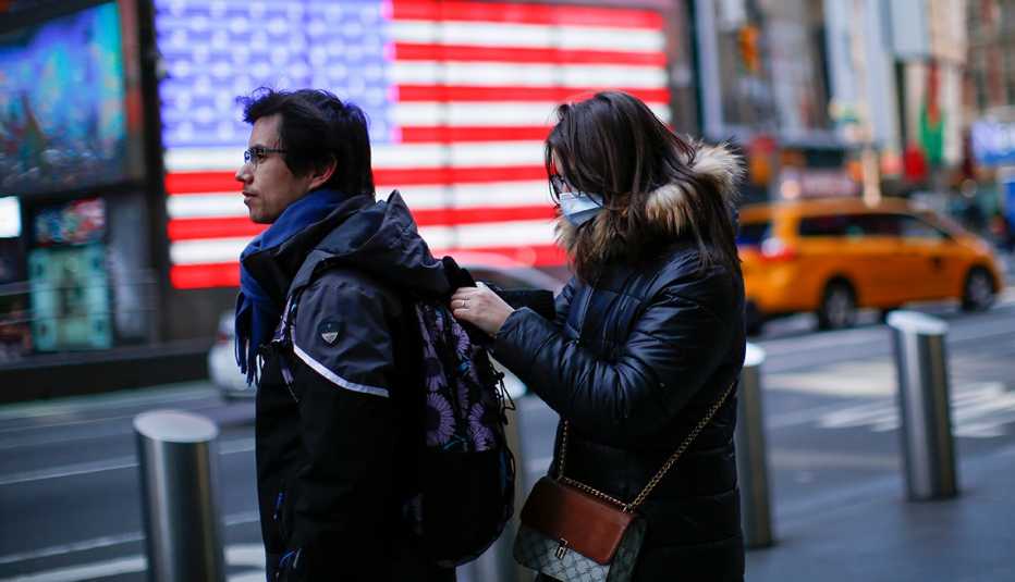 Una pareja joven pasea por Nueva York Una pareja joven pasea por Nueva York