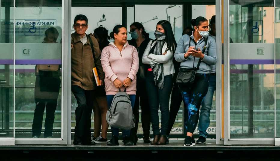 Grupo de personas esperando el autobús