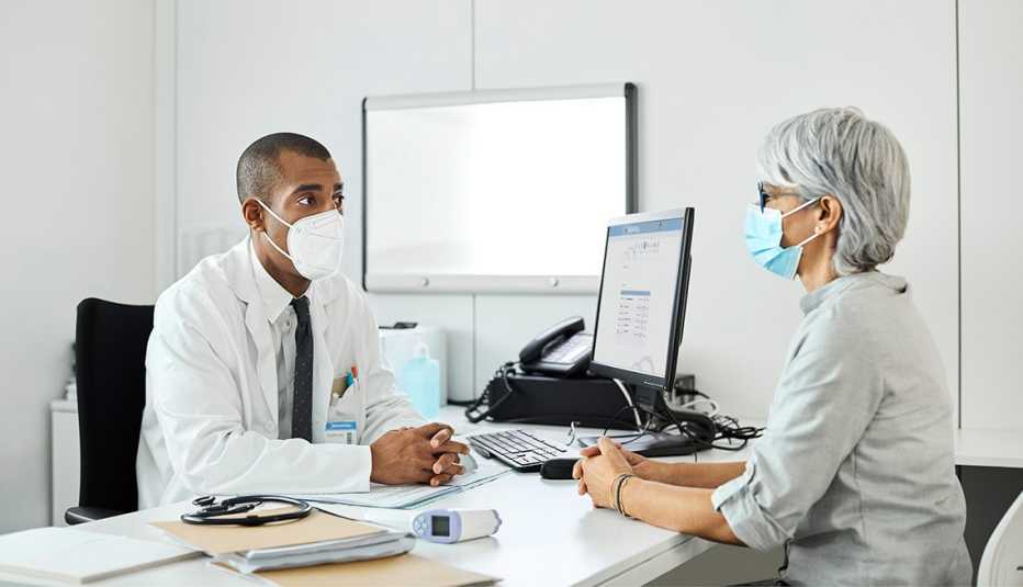 Un médico conversa con su paciente sobre COVID-19