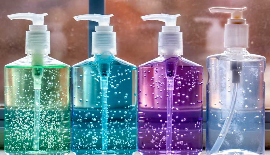 Cuatro botellas de desinfectante para manos