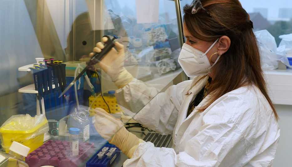 Investigadora médica trabaja en un laboratorio