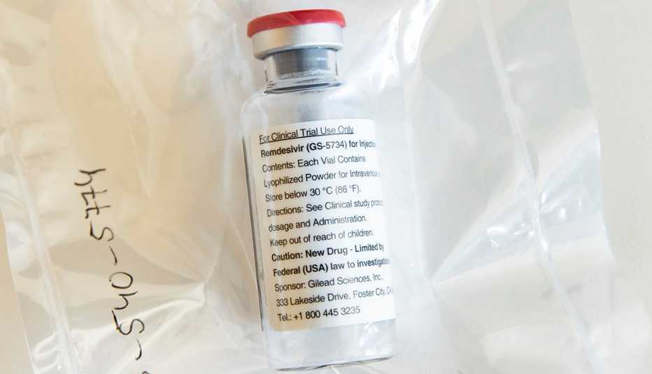 Ampolla del medicamento remdesivir sobre una mesa.