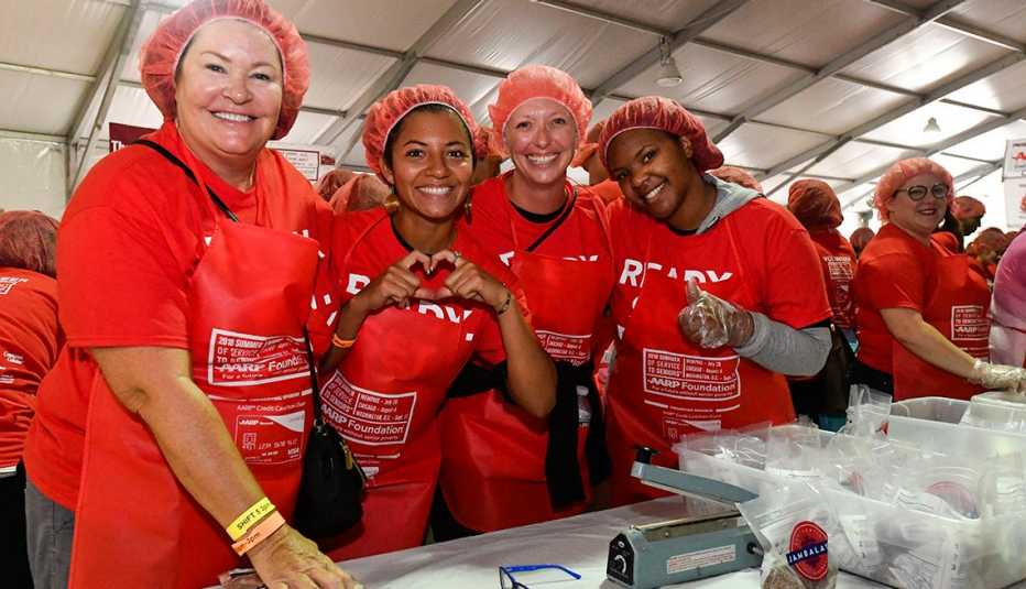 Voluntarios preparan comidas embolsadas para la comunidad