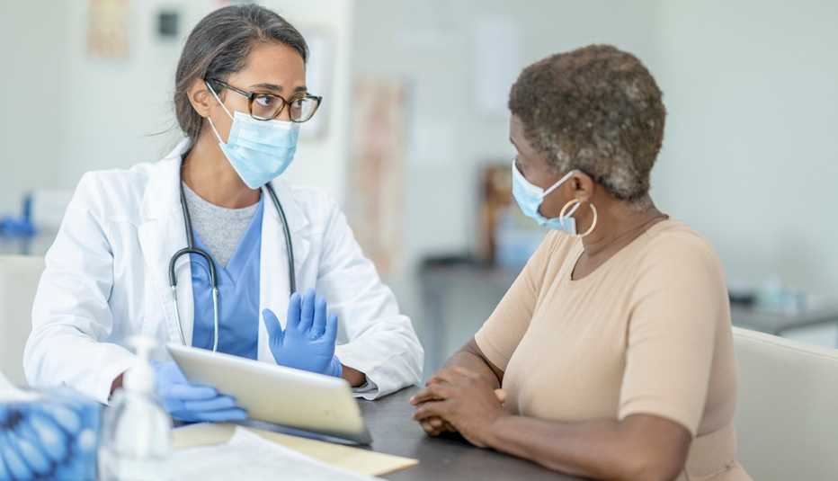 Una mujer consulta a su doctora