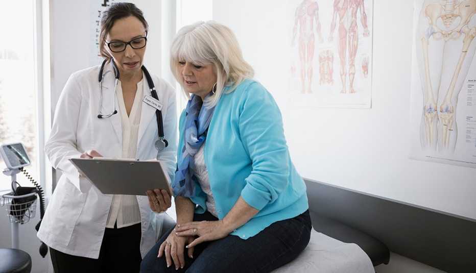 Mujer mayor conversando con su doctora