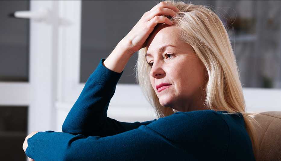 Mujer preocupada con la mirada perdida