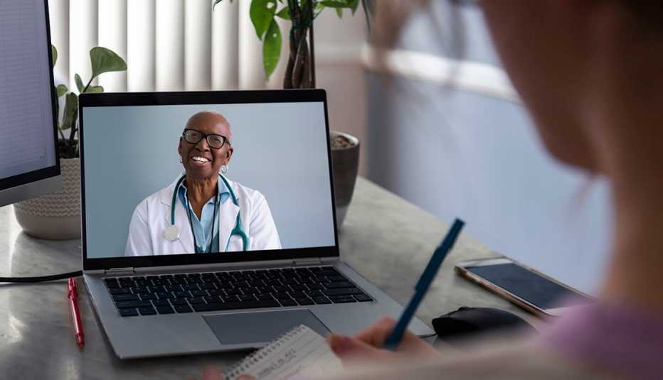 Una mujer consulta a su doctor en línea