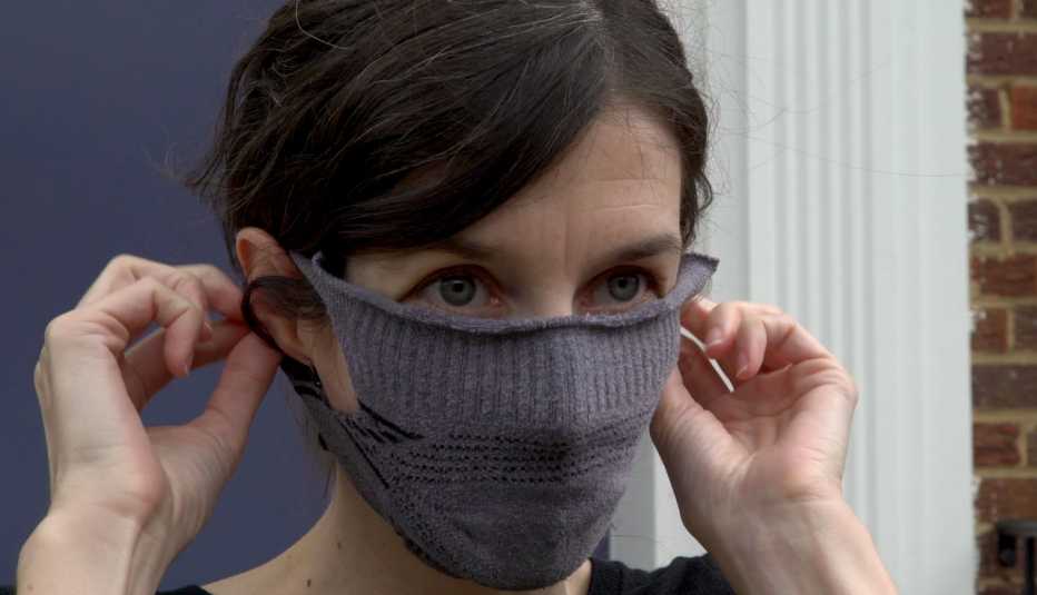 Una mujer con una mascarilla hecha de una media