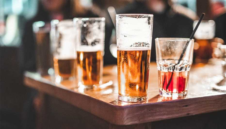 Vasos de cervezas y otras bebidas alcohólicas sobre una mesa Vasos de cervezas y otras bebidas alcohólicas sobre una mesa