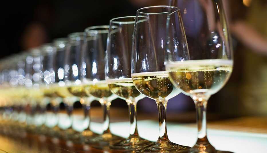 Copas con vino blanco