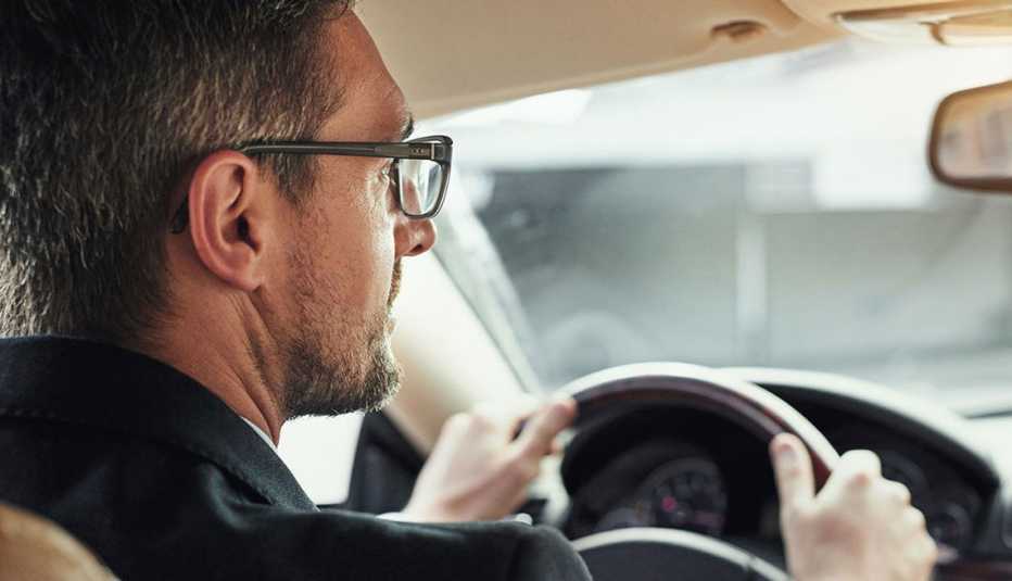 Hombre mayor conduciendo un carro