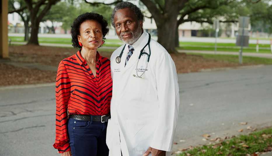 El Dr. Donnie Batie junto a su esposa Veris
