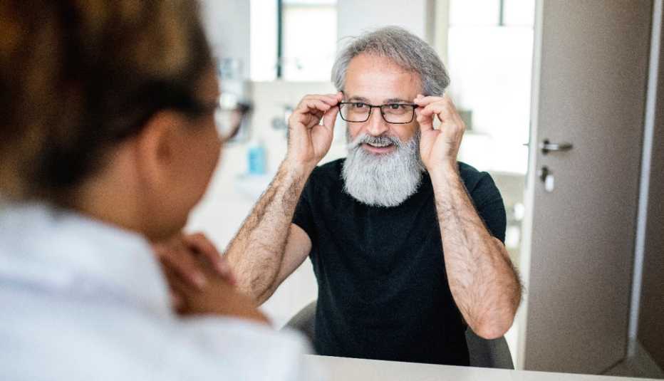 Un hombre se prueba unos lentes
