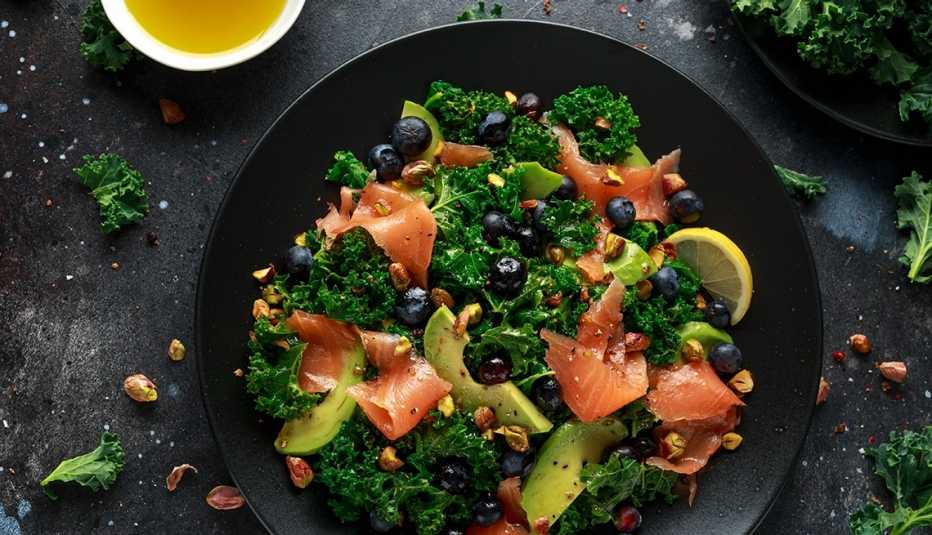 Plato de ensalada con arándanos y salmón