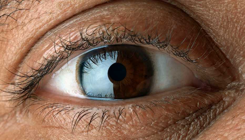 Toma cercana del ojo de una persona