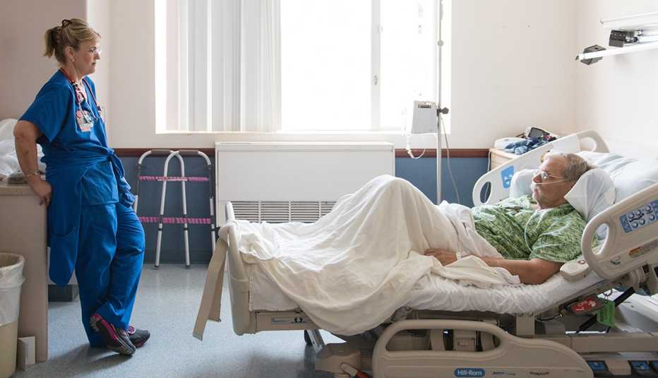 Paciente hospitalizado y enfermera en una habiatación de hospital