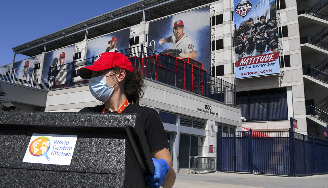 Elyssa Kaplan, empleada de World Central Kitchen, descarga comidas en las afueras de Nationals Park en Washington, D.C. 
