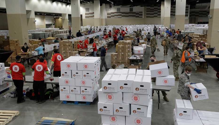 Midwest Food Bank y el Ejército de Salvación convirtieron el estadio Lucas Oil, hogar de los Colts de Indianápolis, en un centro de distribución Midwest Food Bank y el Ejército de Salvación convirtieron el estadio Lucas Oil, hogar de los Colts de Indianápolis, en un centro de distribución