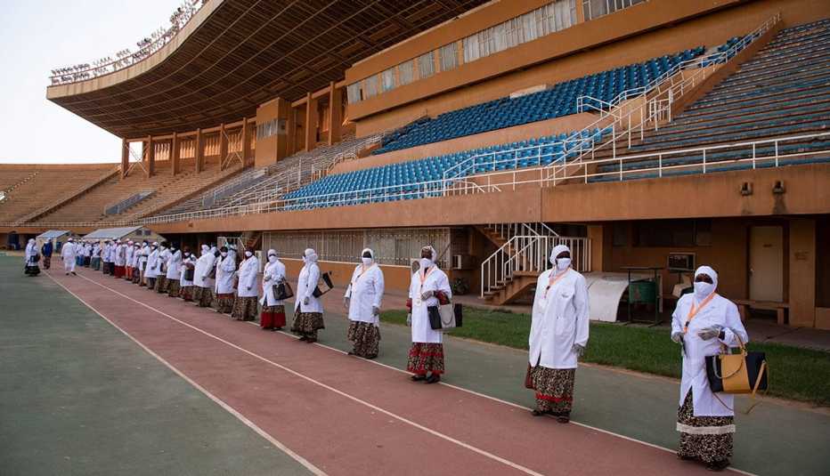 Trabajadores del área de la salud en el estadio de fútbol Seyni Kountché en Niamey, Nigeria