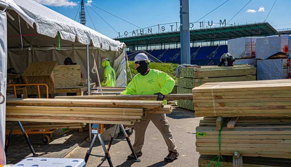 Trabajadores en el estadio Icahn, un complejo de atletismo en Randalls Island en Nueva York