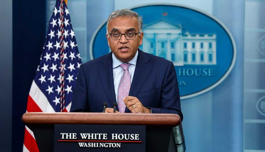 Dr. Ashish Jha durante una conferencia de prensa en la Casa Blanca