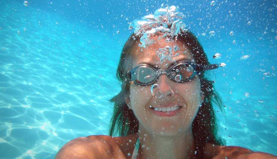 Un mujer nadando por debajo del agua Un mujer nadando por debajo del agua