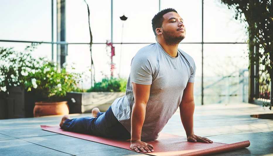 Un hombre practicando yoga
