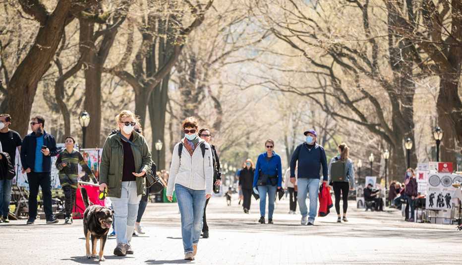 Personas caminan por un parque en Nueva York