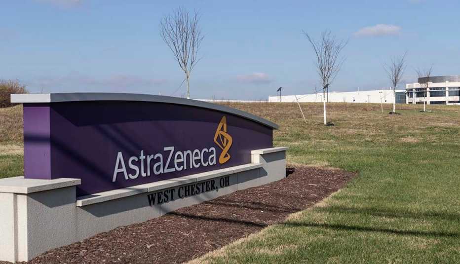 Letrero frente a una planta de la farmacéutica AstraZeneca
