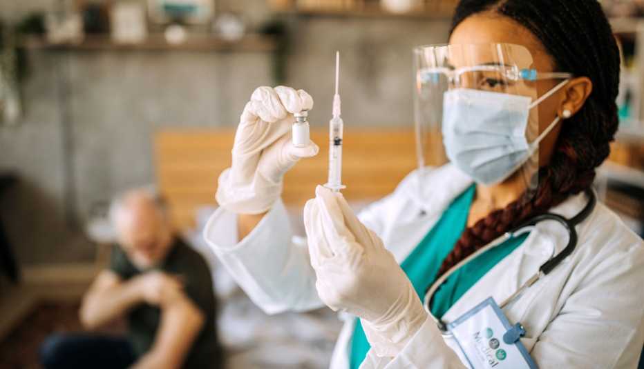 Personal médico alista una vacuna contra la COVID-19