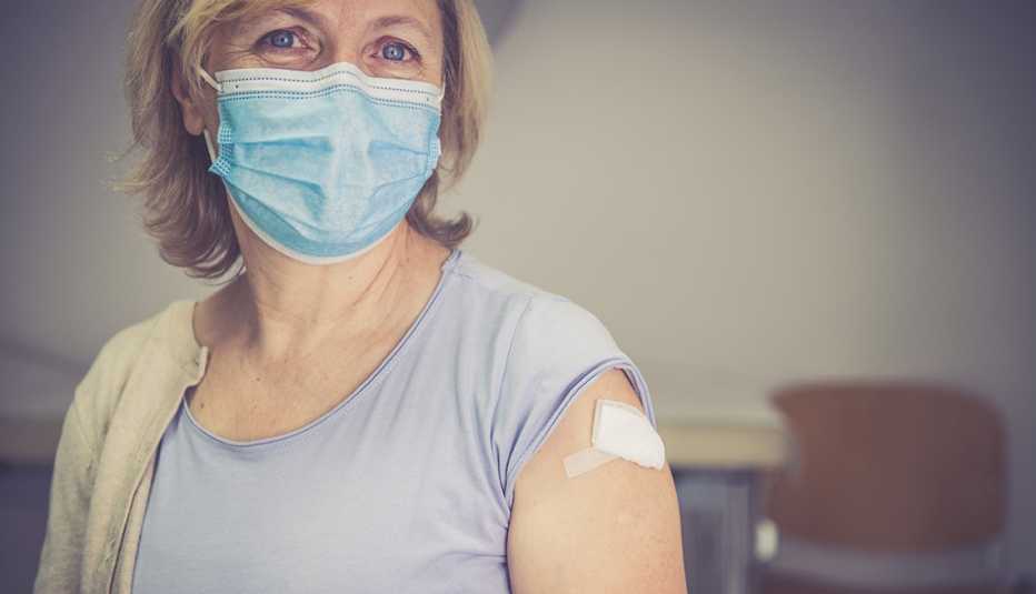 Una mujer recién vacunada contra el coronavirus Una mujer recién vacunada contra el coronavirus