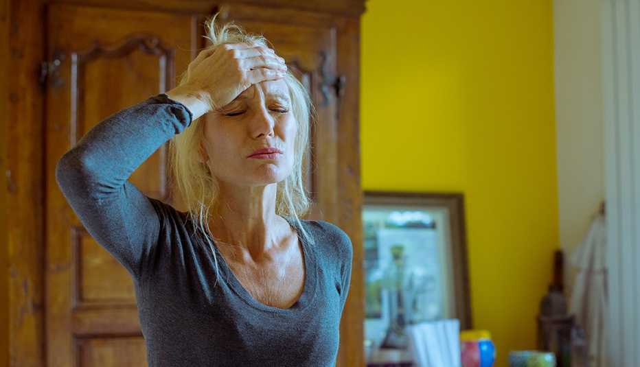 Una mujer con malestar y fiebre Una mujer con malestar y fiebre