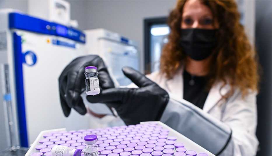 Un técnico de la salud descongela los viales de una vacuna covid